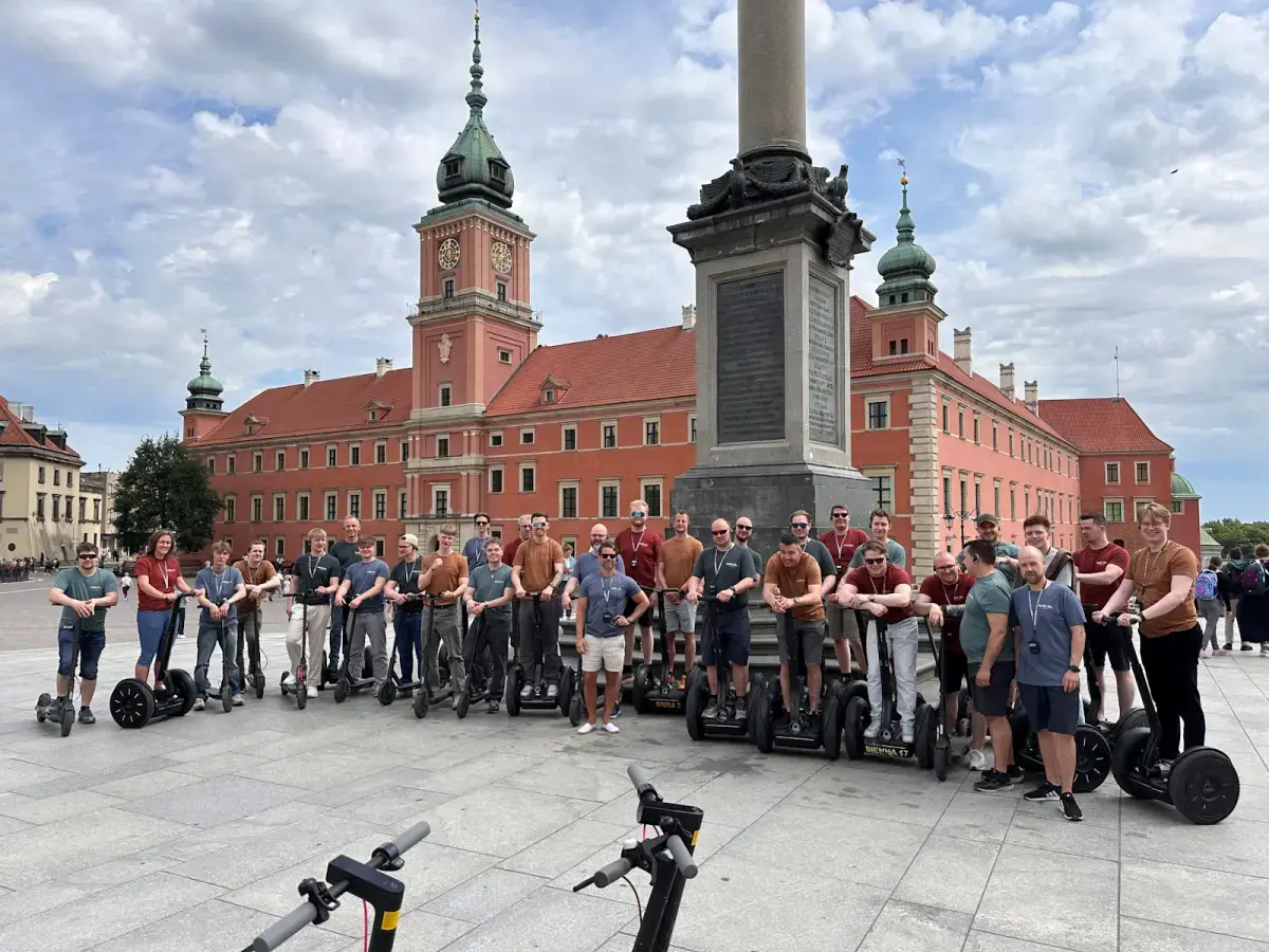 Kollegaer fra Nor-El samlet med segwayer foran slottet på Slottsplassen i Warszawa