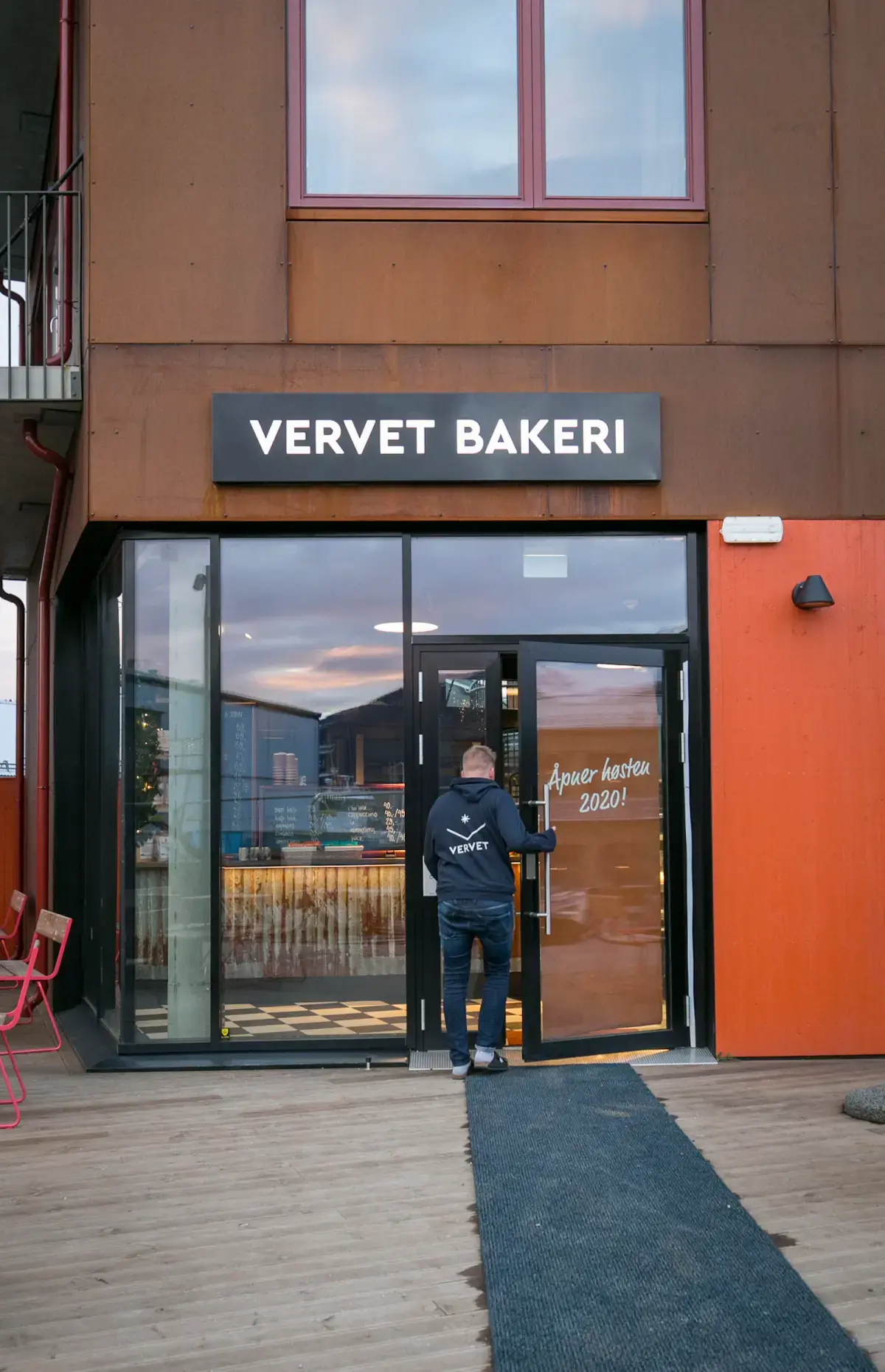 Inngangen til Vervet Bakeri i et Corten-bygg